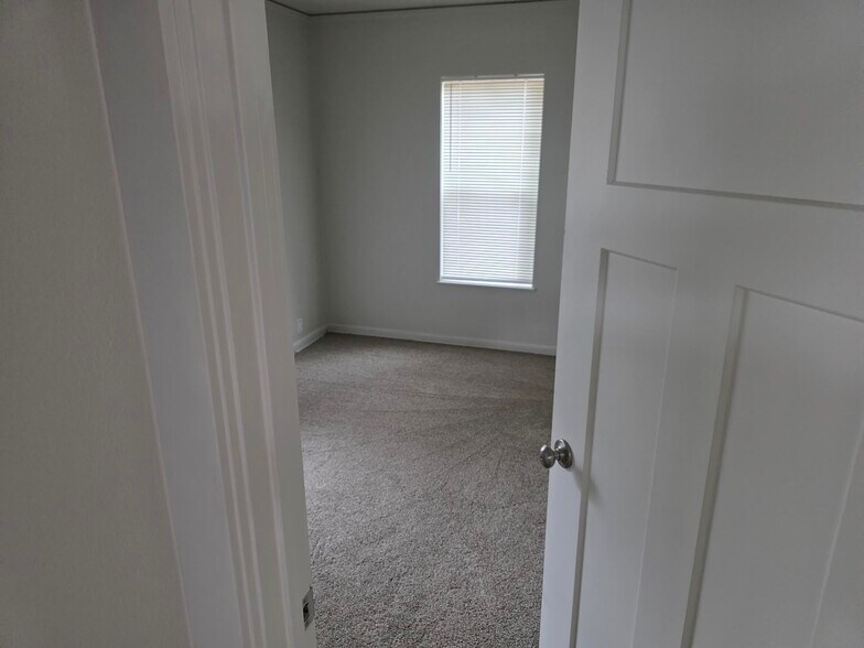 Building Photo - 1340 SW Hayter St