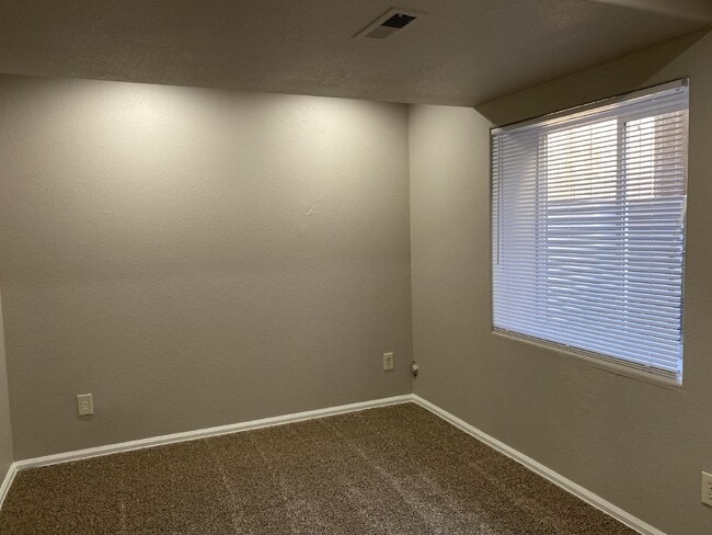 Building Photo - 4 bedroom - Montero