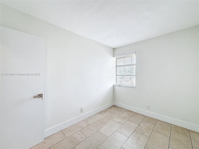 Building Photo - 1379 Seaview