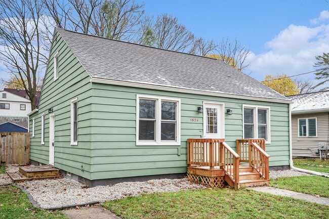 Building Photo - New Remodeled 3bed 1 bath home in Kalamazoo! Ask about our Deposit Free Leasing!!