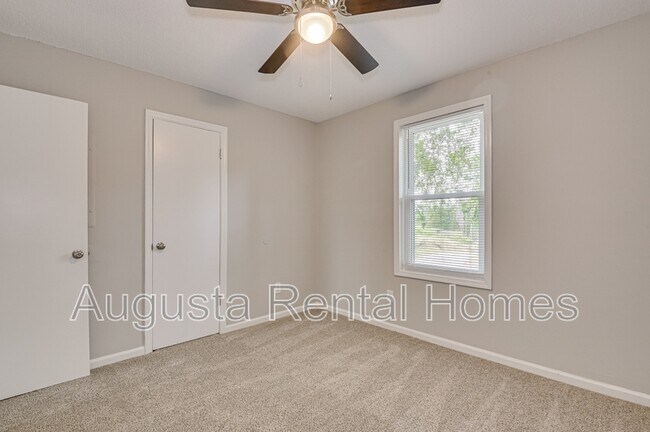 Building Photo - 208 Foxdale Dr