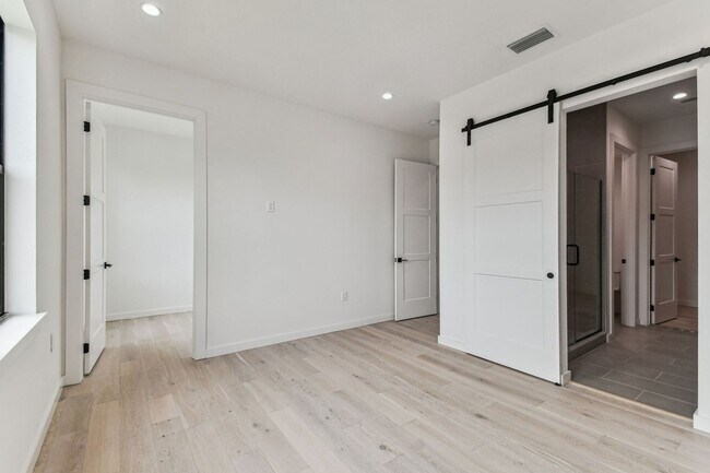 Building Photo - Canvas GWX