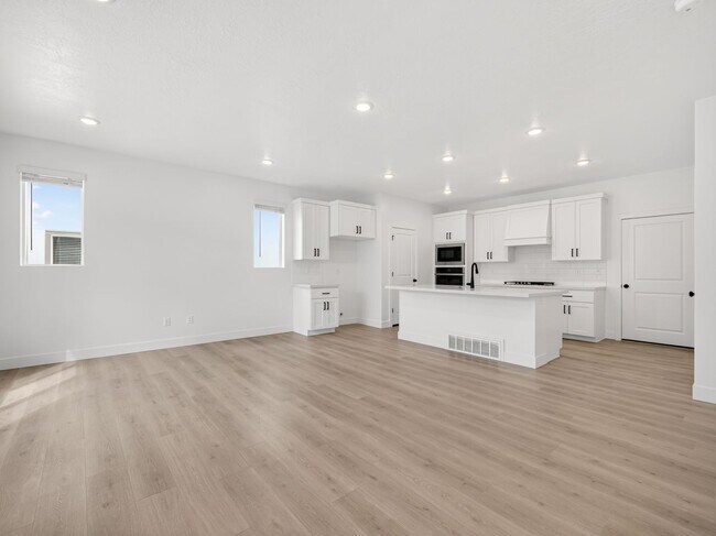 Building Photo - 3 Bed / 3.5 Bath Townhome in Mapleton – Modern, Spacious & Well-Located