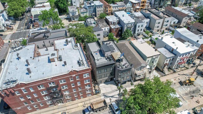 Building Photo - 218 Hancock Ave
