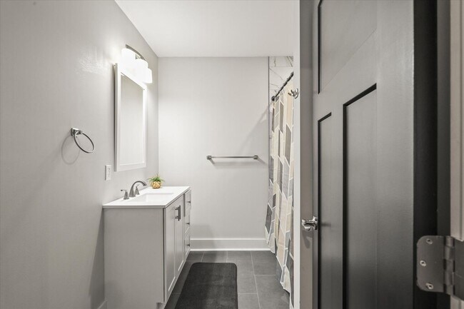 Building Photo - Short Term Only