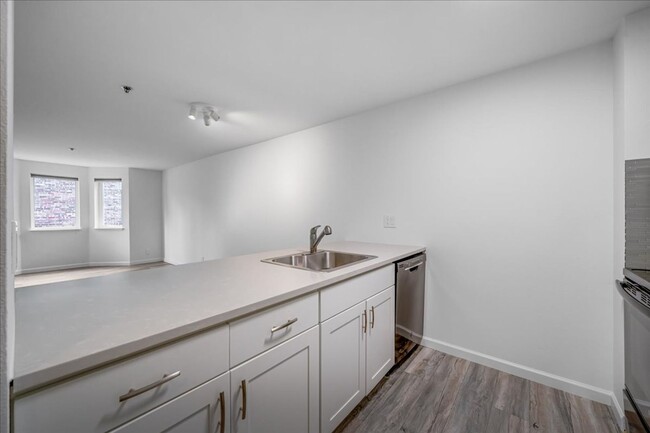 Building Photo - Charming 1 Bed 1 Bath Condo on Capitol Hil...