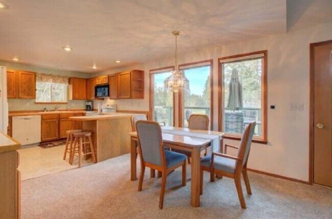 Building Photo - 2 Bedroom 2 bath located in Alderbook