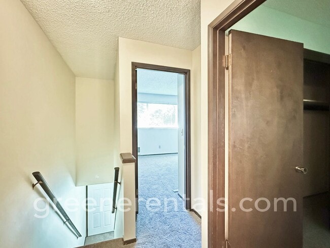Building Photo - 2-Bedroom 1.5-Bathroom Condo in West Olympia