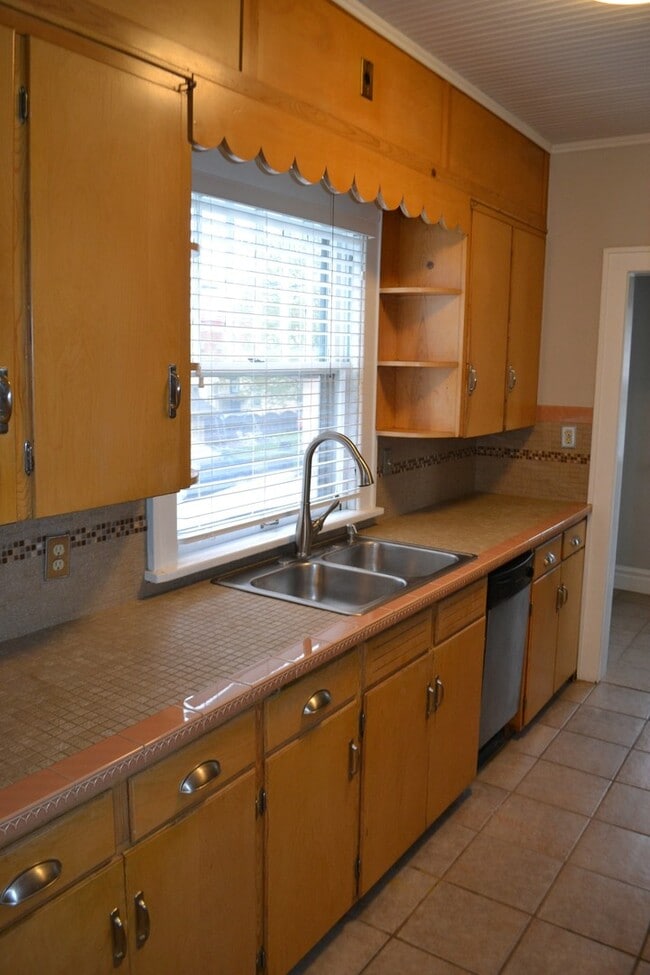 Building Photo - Historic Downtown Single Family Home for R...