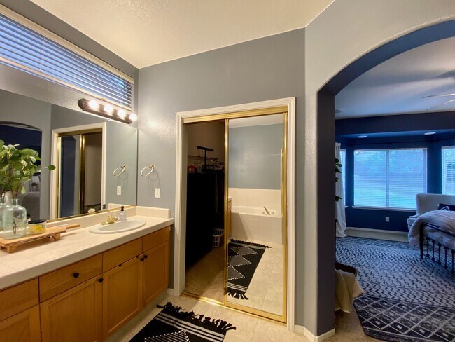 Building Photo - $2,450 Beautiful 3 Bedroom Home In  The Qu...