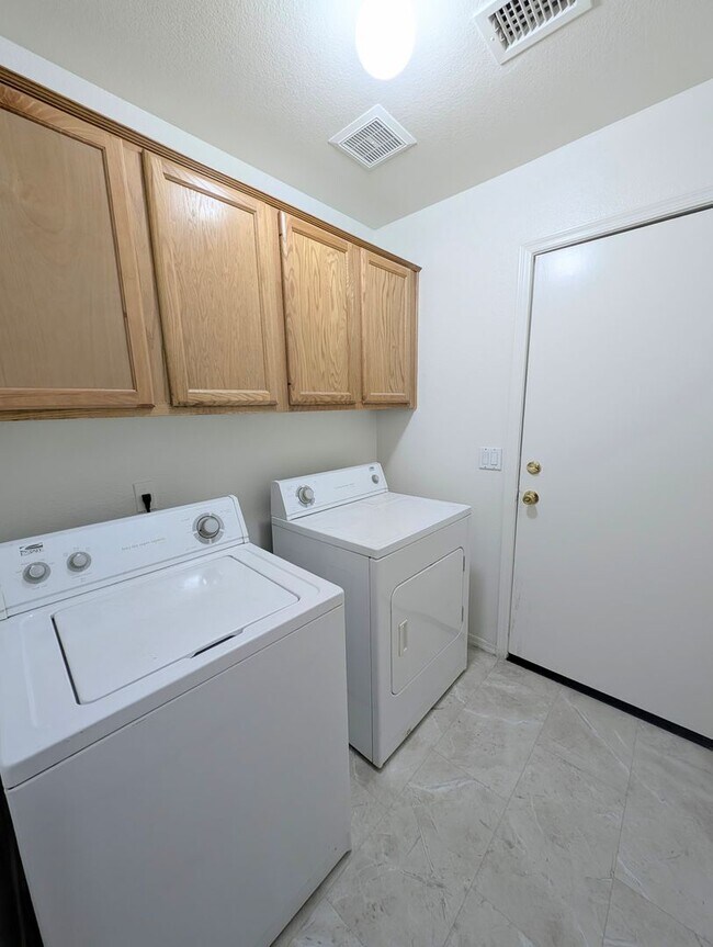 Building Photo - AVAILABLE NOW Beautiful Home with Sparkling Pool in Superstition Springs!!