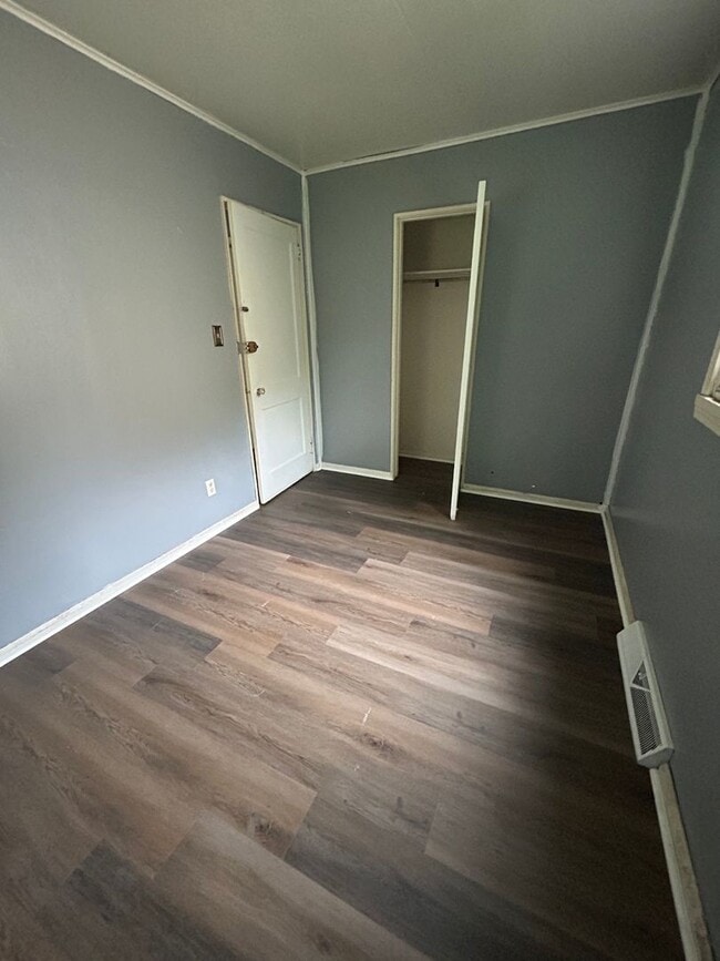 Building Photo - 2 Bedroom 1 Bathroom House