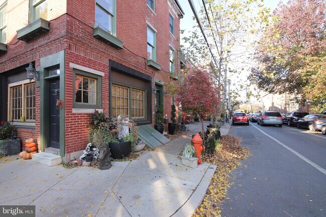 Building Photo - 2001 Kater St