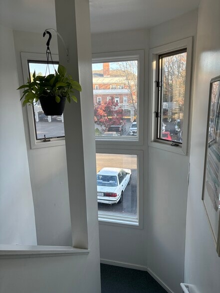 Private Entry - 1410 Whitney Ave