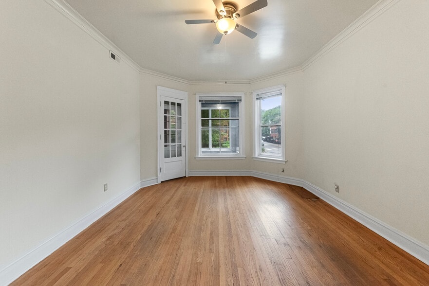 Building Photo - 1353 W Catalpa Ave