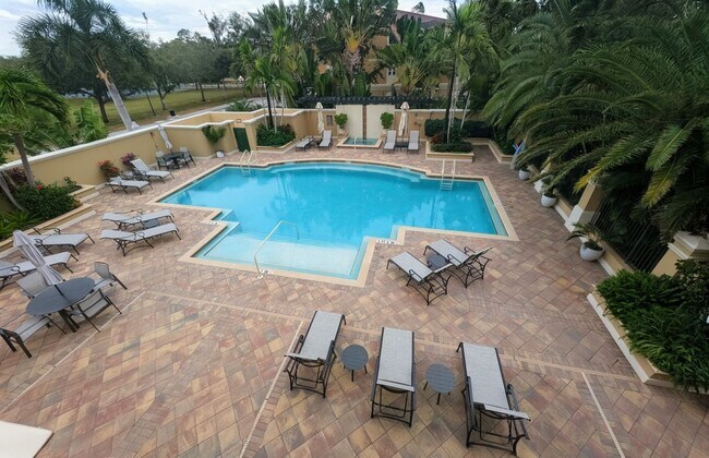 Building Photo - Annual 2/2 condo in luxury building downtown Sarasota!