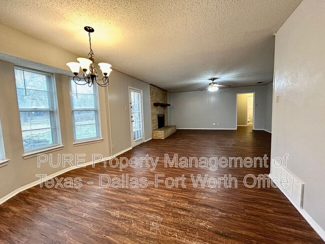 Building Photo - 2608 Oaks Dr