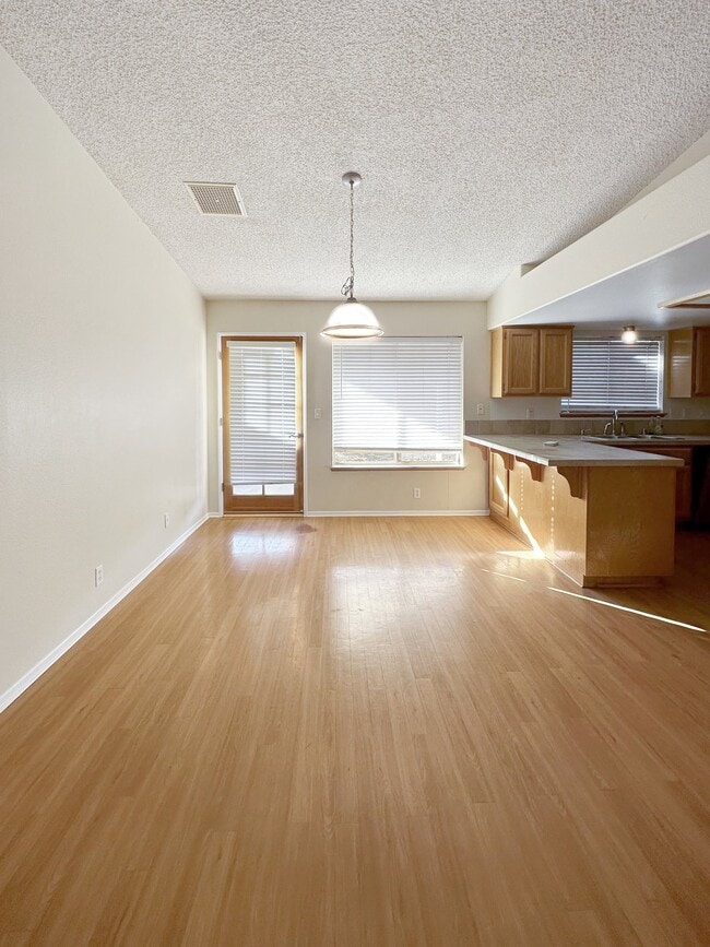 Building Photo - 605 E Wilson Ave