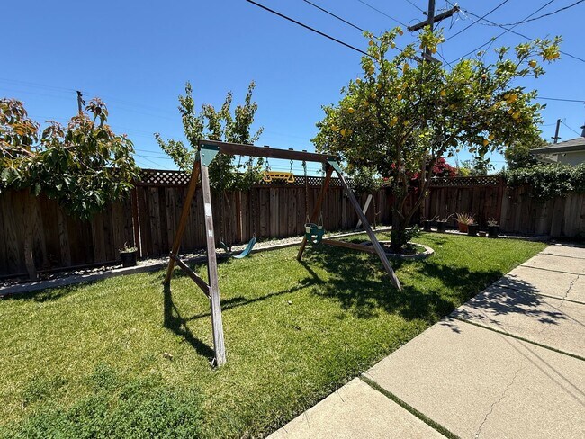 Building Photo - Updated Single Story Home located in Desirable Glenmoor Neighborhood of Fremont