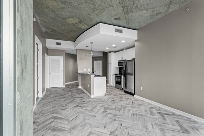 Building Photo - Uptown Condo with AMAZING VIEW!