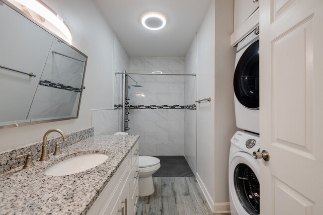 Building Photo - 1 bedroom, 1 bath updated condo in downtow...