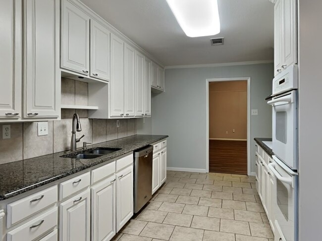 Building Photo - 1505 Wade Dr