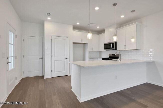 Building Photo - 265 Brandon Lks Dr