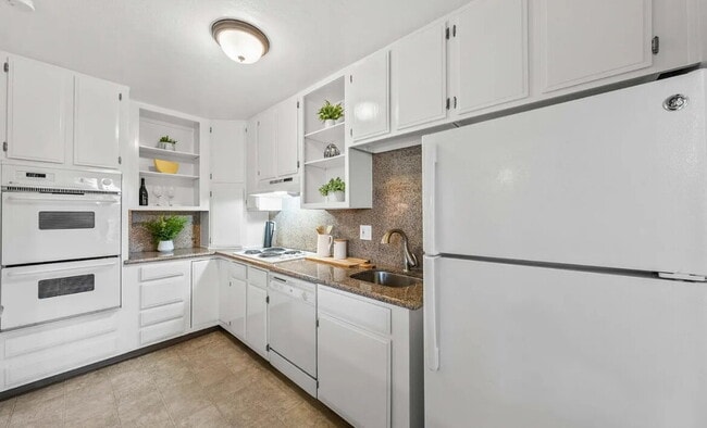 Building Photo - Spacious 1 bedroom 1 bathroom top floor unit in a highly desirable west side location!