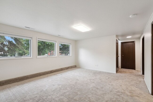Building Photo - 3 Bed, 2.5 Bath House in the Rattlesnake
