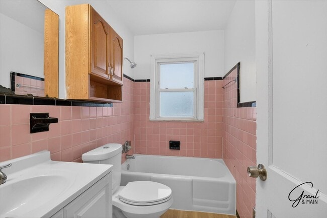 Building Photo - $1400 3 bedrooms