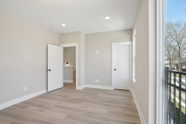 Building Photo - 341 Archwood Dr