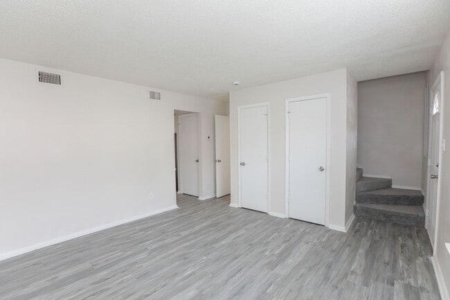 Building Photo - Bright, Updated & Prime Location!