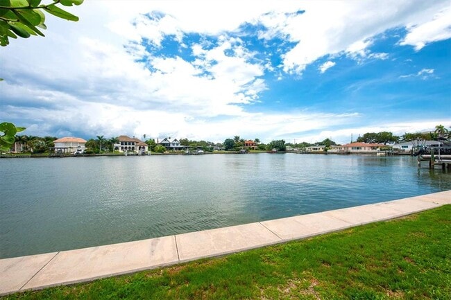 Building Photo - 315 Buttonwood Ln