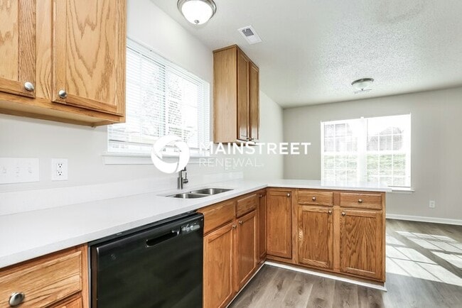Building Photo - 3 Bedroom Pet-Friendly Home in Greensboro, NC with Main Street Renewal