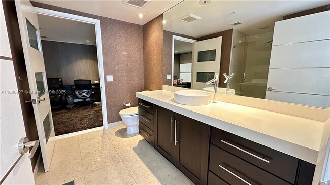 Building Photo - 495 Brickell Ave