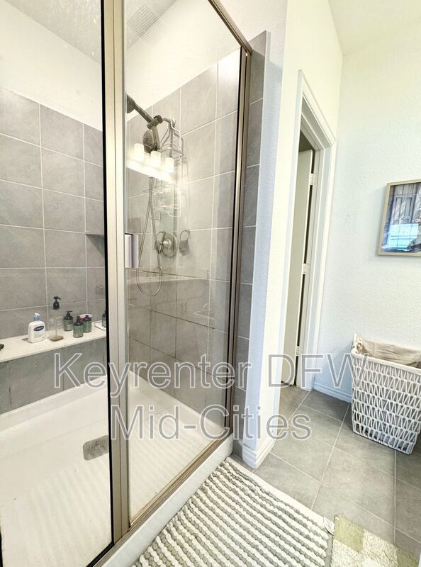 Building Photo - 9927 Tolbert St