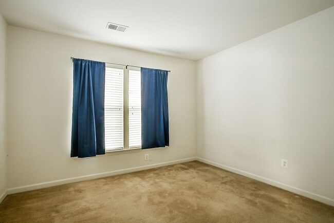 Building Photo - 616 Rainier Rd