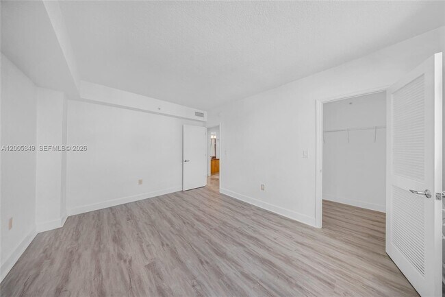 Building Photo - 7501 E Treasure Dr