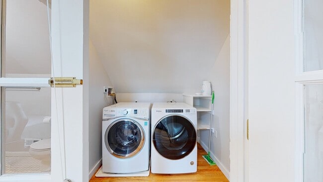 Building Photo - 6 Bedroom Apartment in Science Hill, close to downtown! (Laundry In Unit)