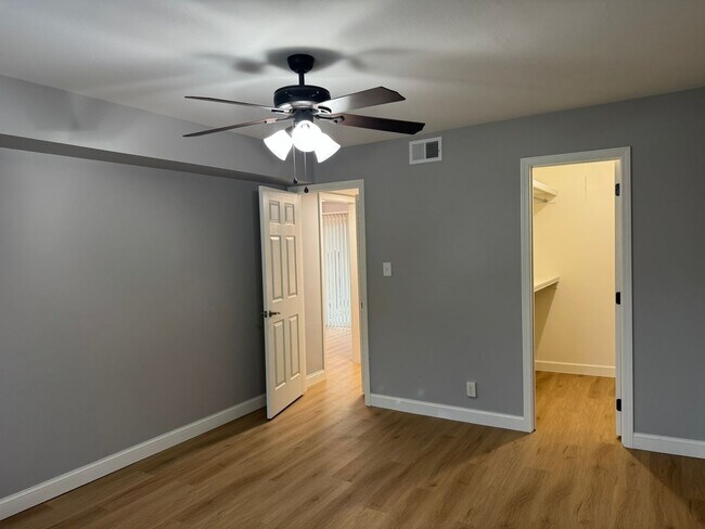 Building Photo - NEWLY RENOVATED 1 bed, 1 bath ground level condo!