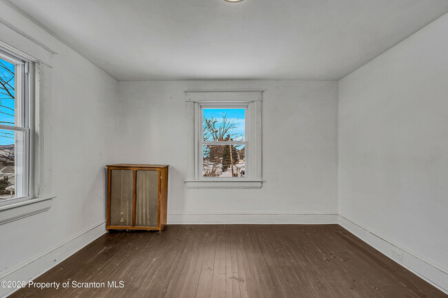 Building Photo - 208 E Warren St