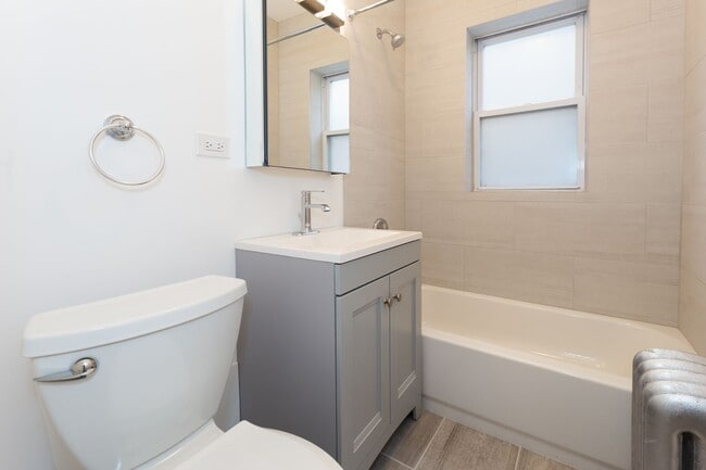 Interior Photo - 5208-14 N. Damen / 2000-10 W. Foster