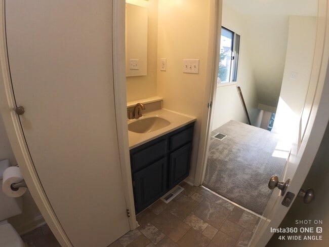 Full Bath - 3137 Josephine St