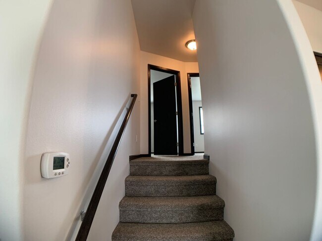 Building Photo - 3 Bed 3 Bath Single Family Home