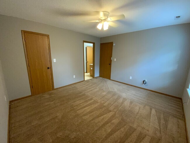 Building Photo - 3566-3568 Prescott Dr