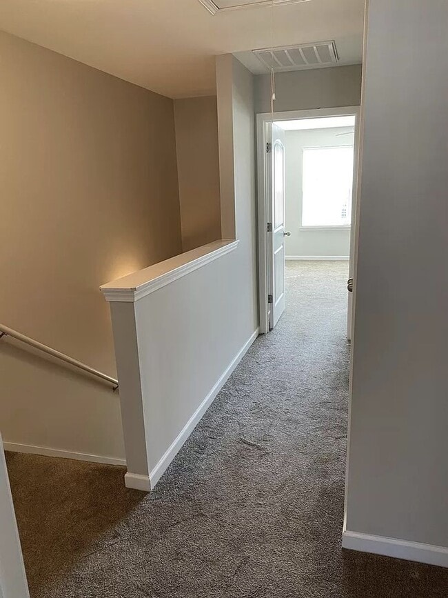 Building Photo - Spacious and well kept 2 bedroom home