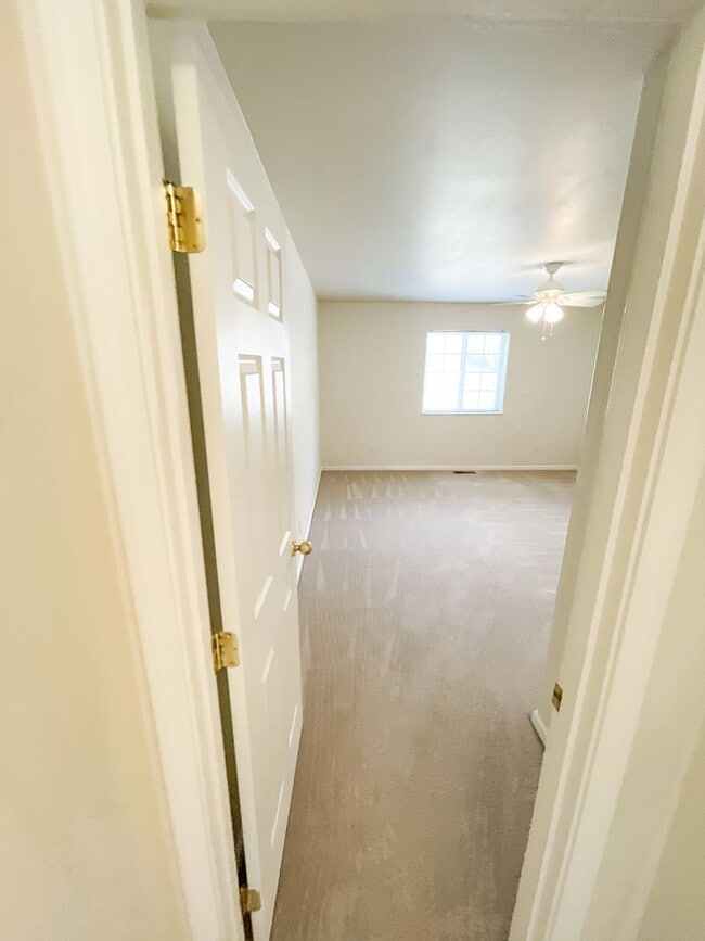 Building Photo - Spacious open floor plan in North Hills