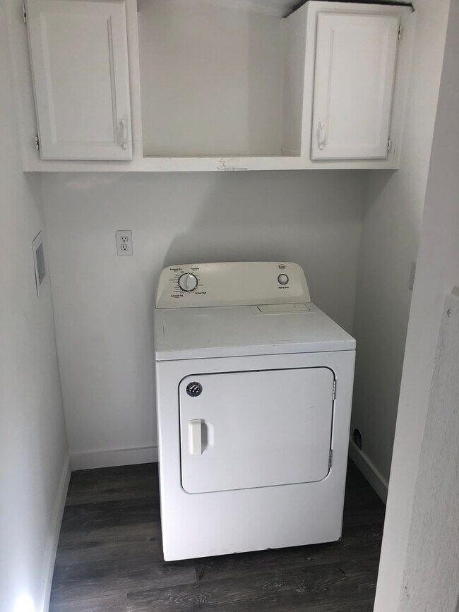 Building Photo - Spacious 3 bed 2 bath house in the greater...