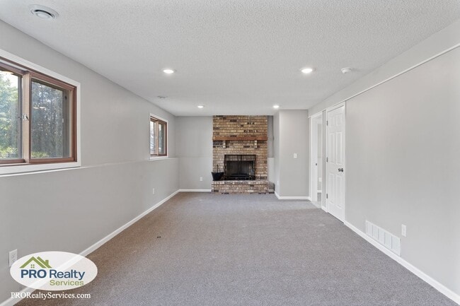 Building Photo - 4 Bedroom Home in Eagan