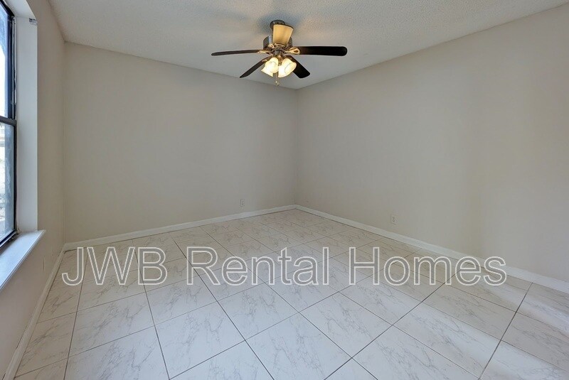 Building Photo - 8324 Century Point Dr N